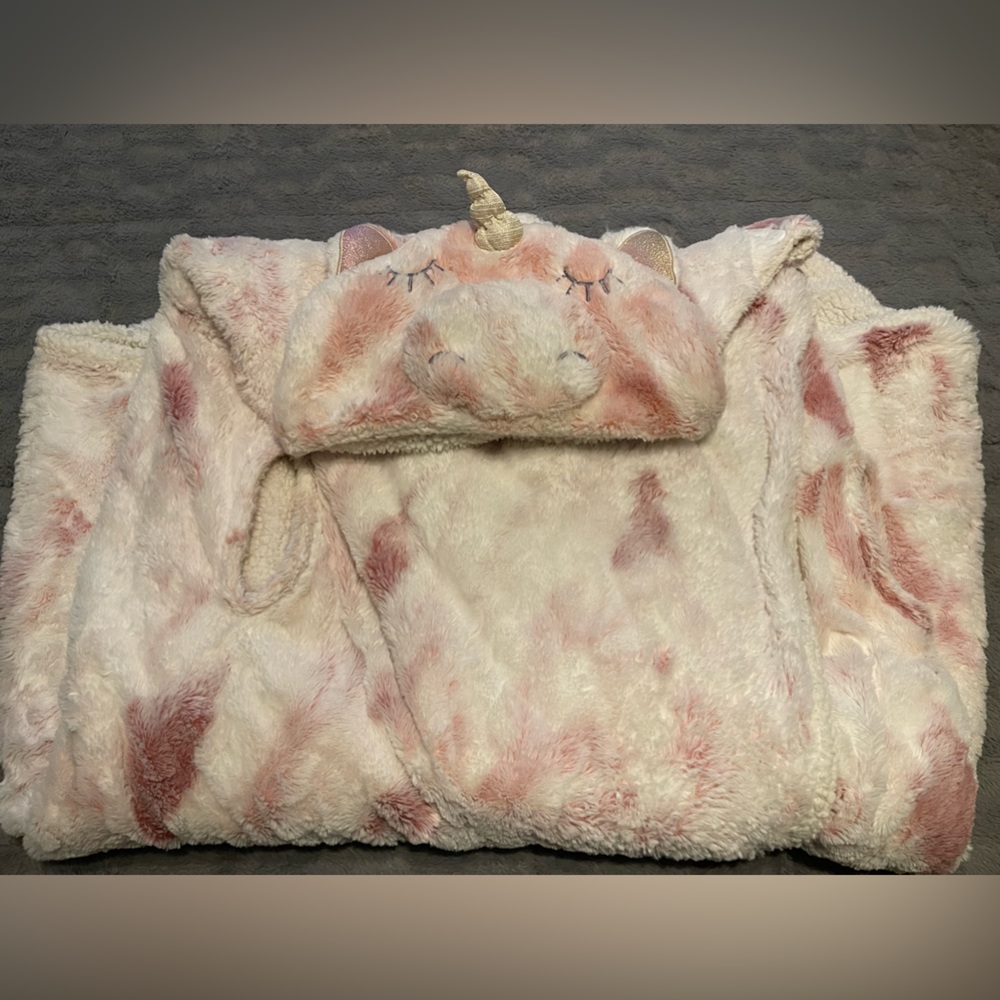 Large hooded unicorn blanket